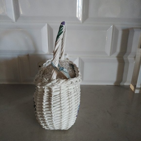 NEW WHITE WICKER BASKET WITH HANDLE AND HAND-PAINED PERIWINKLE & PURPLE FLOWERS - Picture 4 of 8